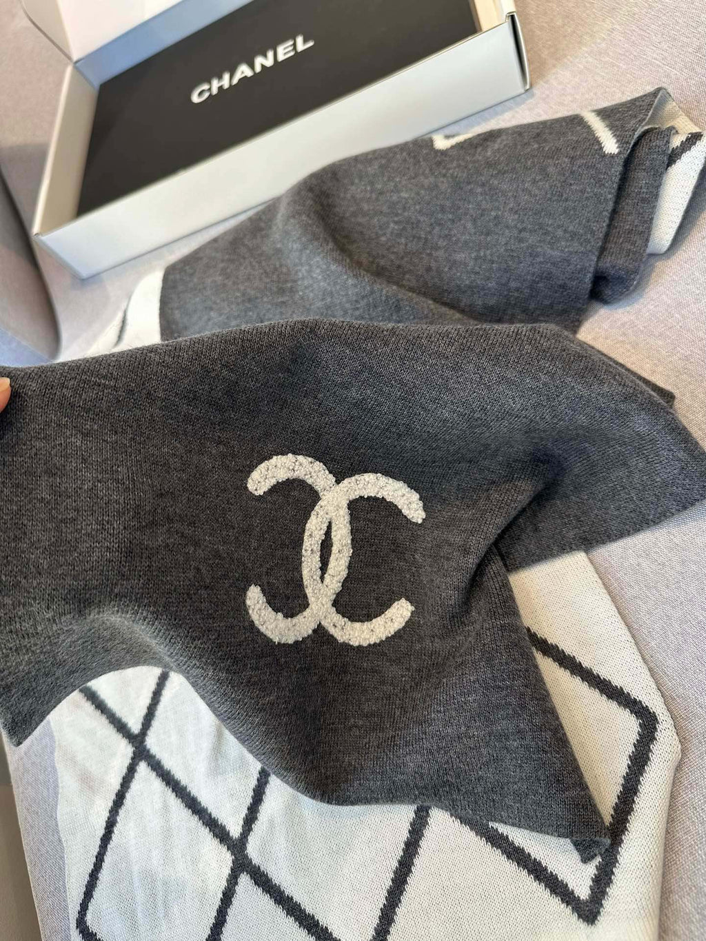 CHANEL SCARF 180 CM IN MOUSE GRAY MIX WHITE CASHMERE 401970