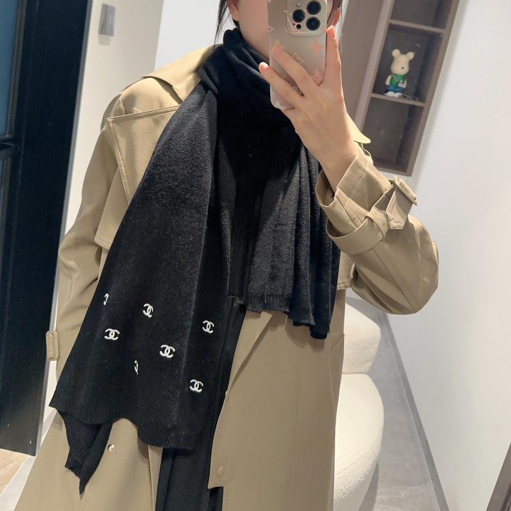 CHANEL SCARF 190 CM IN BLACK CASHMERE WITH EMBROIDERED LOGO 402002