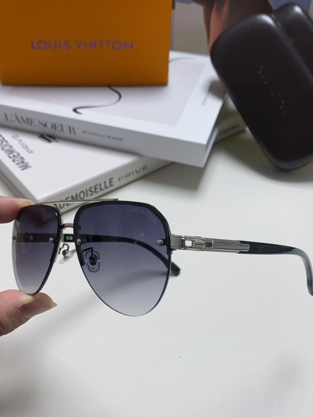 LOUIS VUITTON PILOT SUNGLASSES 582590 IN SILVER METAL GREY SMOKE LENSES