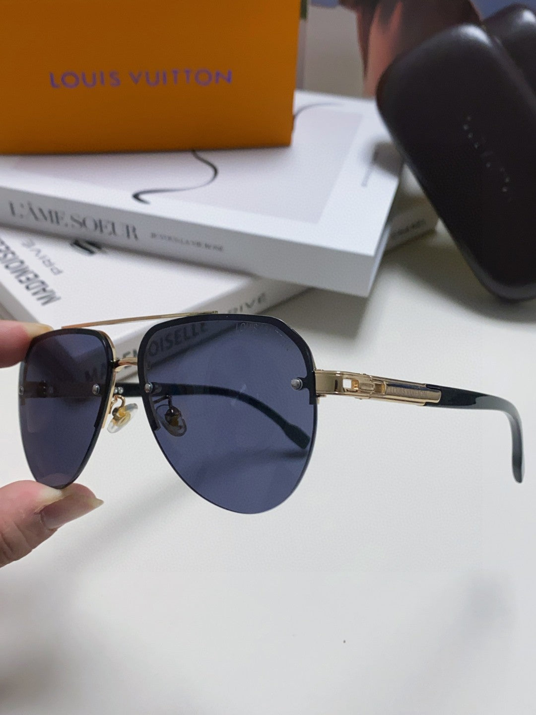 LOUIS VUITTON PILOT SUNGLASSES 582592 IN GOLD METAL BLACK LENSES