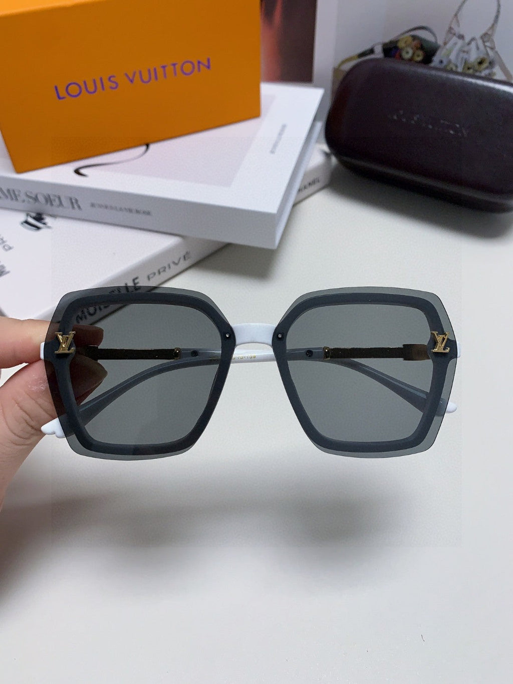 LOUIS VUITTON SQUARE SUNGLASSES 581356 IN WHITE ACETATE GREY LENSES