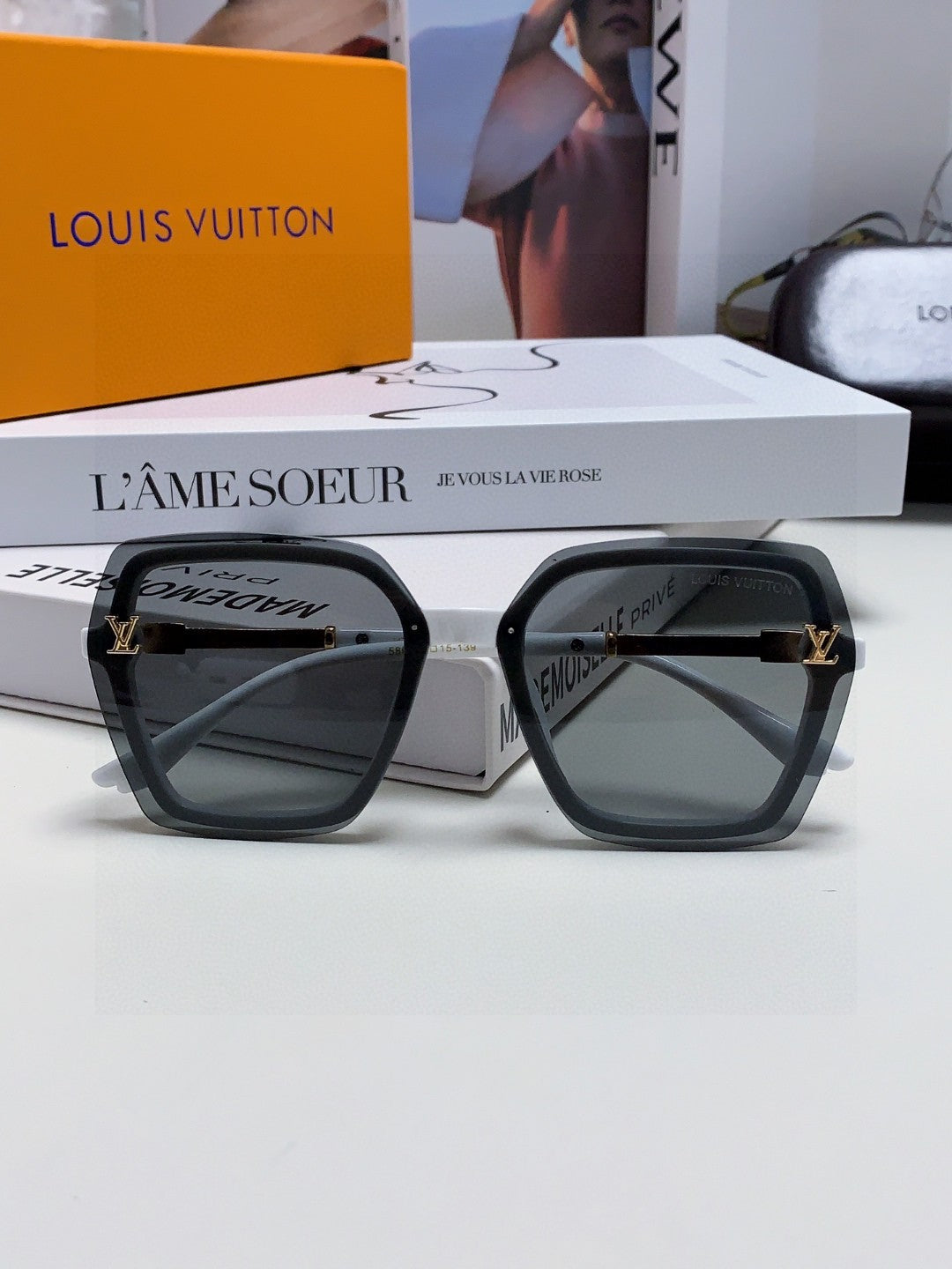 LOUIS VUITTON SQUARE SUNGLASSES 581356 IN WHITE ACETATE GREY LENSES
