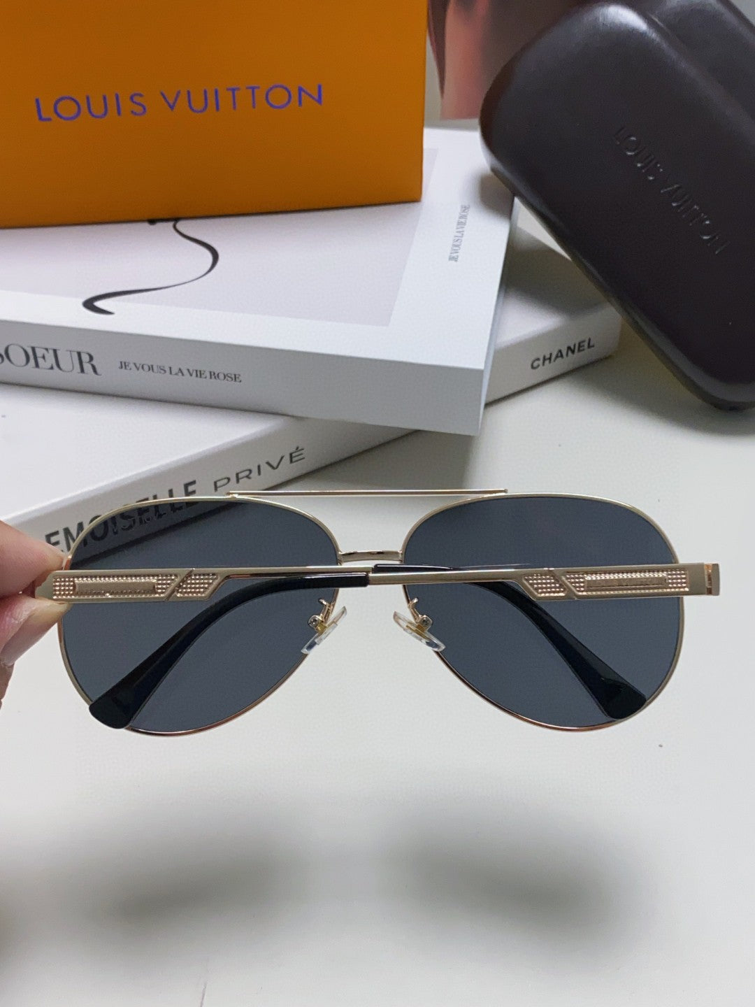 LOUIS VUITTON PILOT SUNGLASS 581364 IN GOLD METAL BLACK LENSES
