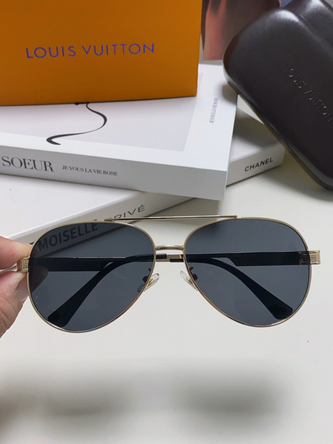 LOUIS VUITTON PILOT SUNGLASS 581364 IN GOLD METAL BLACK LENSES