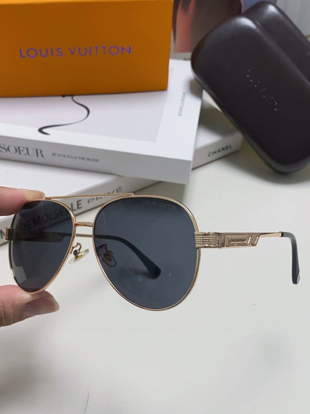 LOUIS VUITTON PILOT SUNGLASS 581364 IN GOLD METAL BLACK LENSES