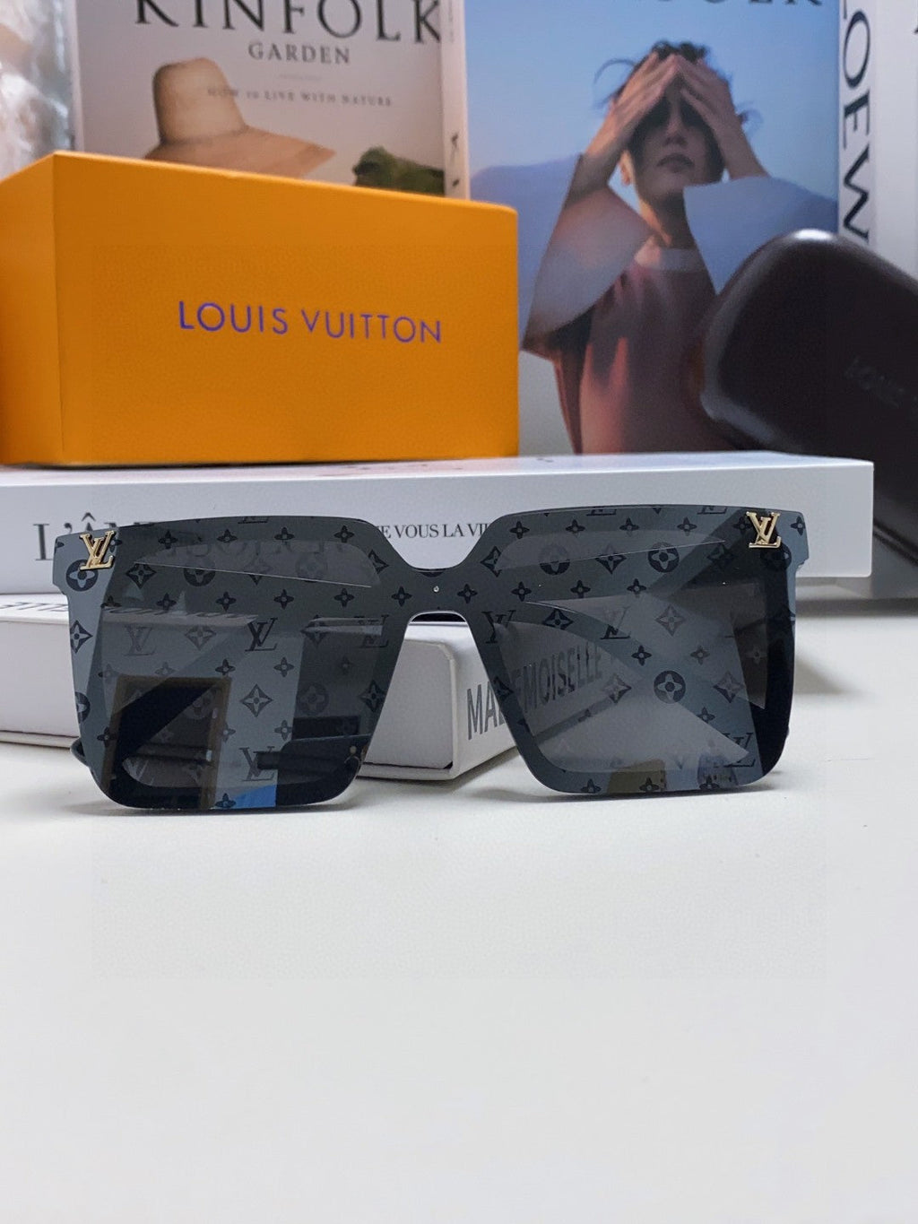 LOUIS VUITTON SQUARE SUNGLASS 581366 IN BLACK ACETATE MONOGRAM MASK ON LENS