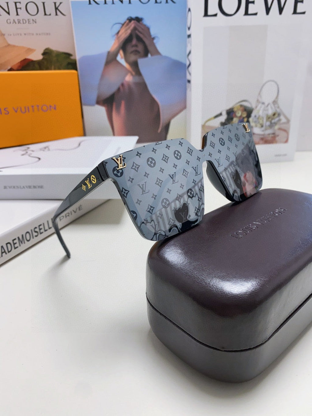 LOUIS VUITTON SQUARE SUNGLASS 581366 IN BLACK ACETATE MONOGRAM MASK ON LENS