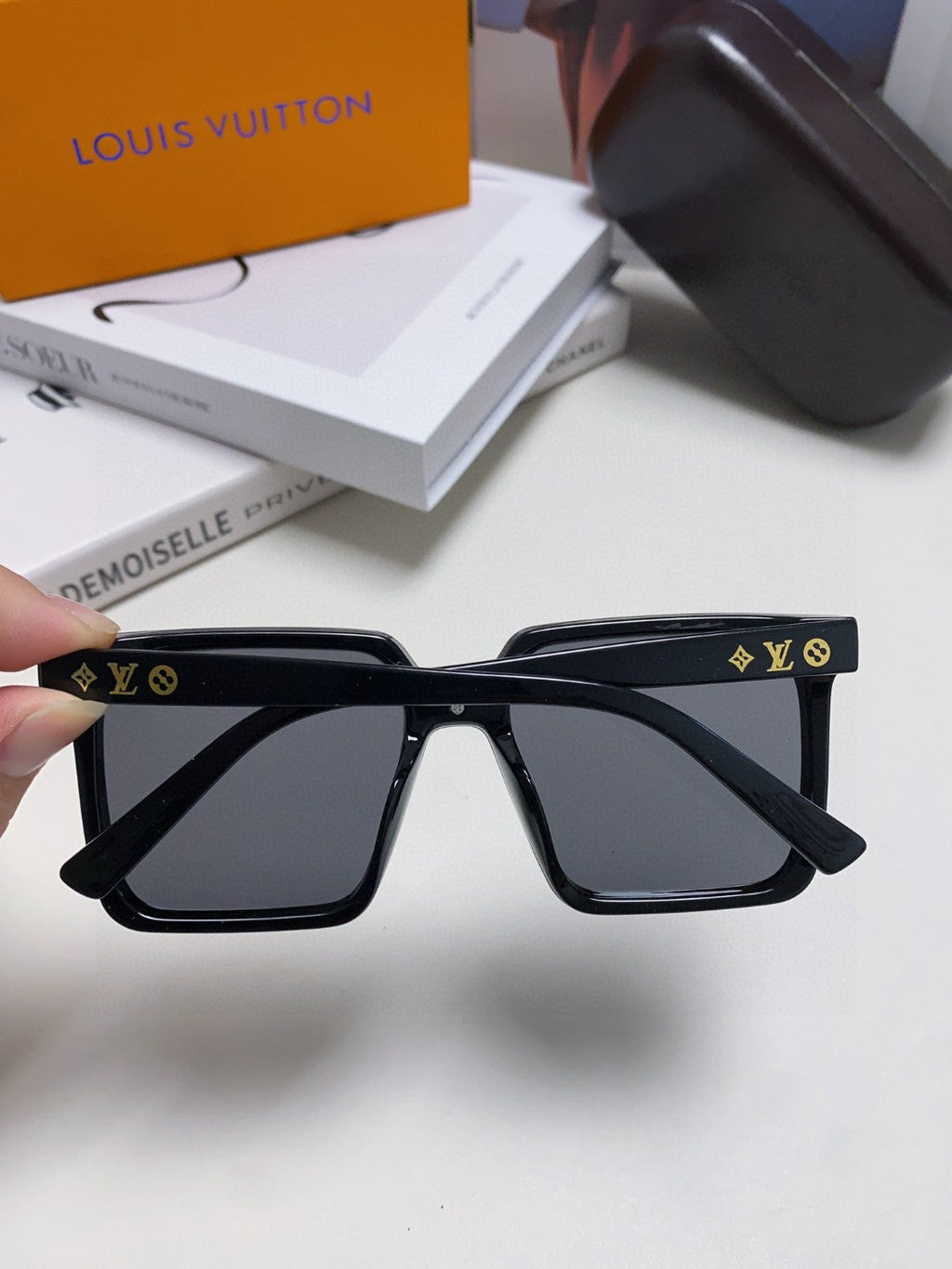 LOUIS VUITTON SQUARE SUNGLASS 581370 IN BLACK ACETATE