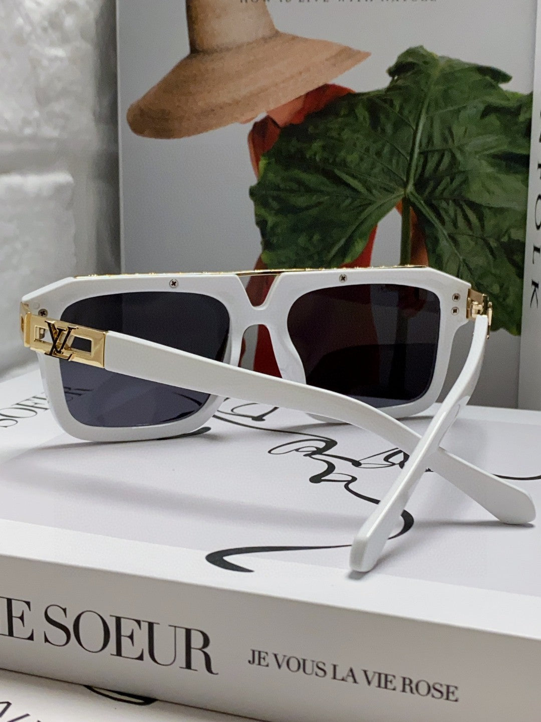 LOUIS VUITTON MASCOT PILOT SQUARE SUNGLASS 581377 IN WHTIE ACETATE GOLD METAL