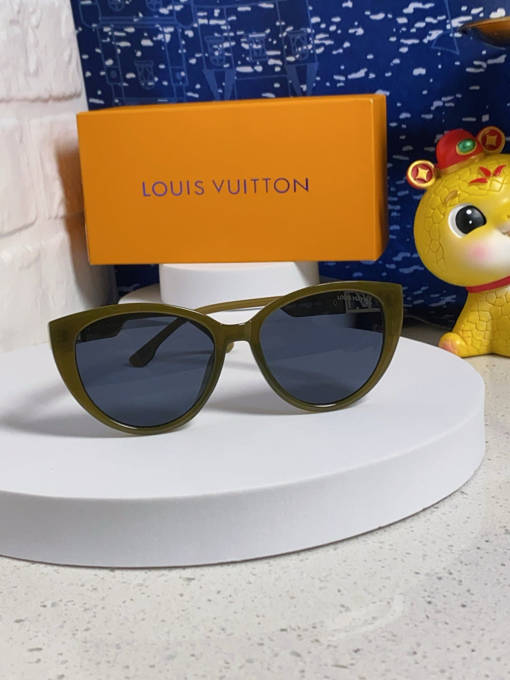 LOUIS VUITTON CAT EYE SUNGLASSES 567469 IN GREEN CLEAR ACETATE
