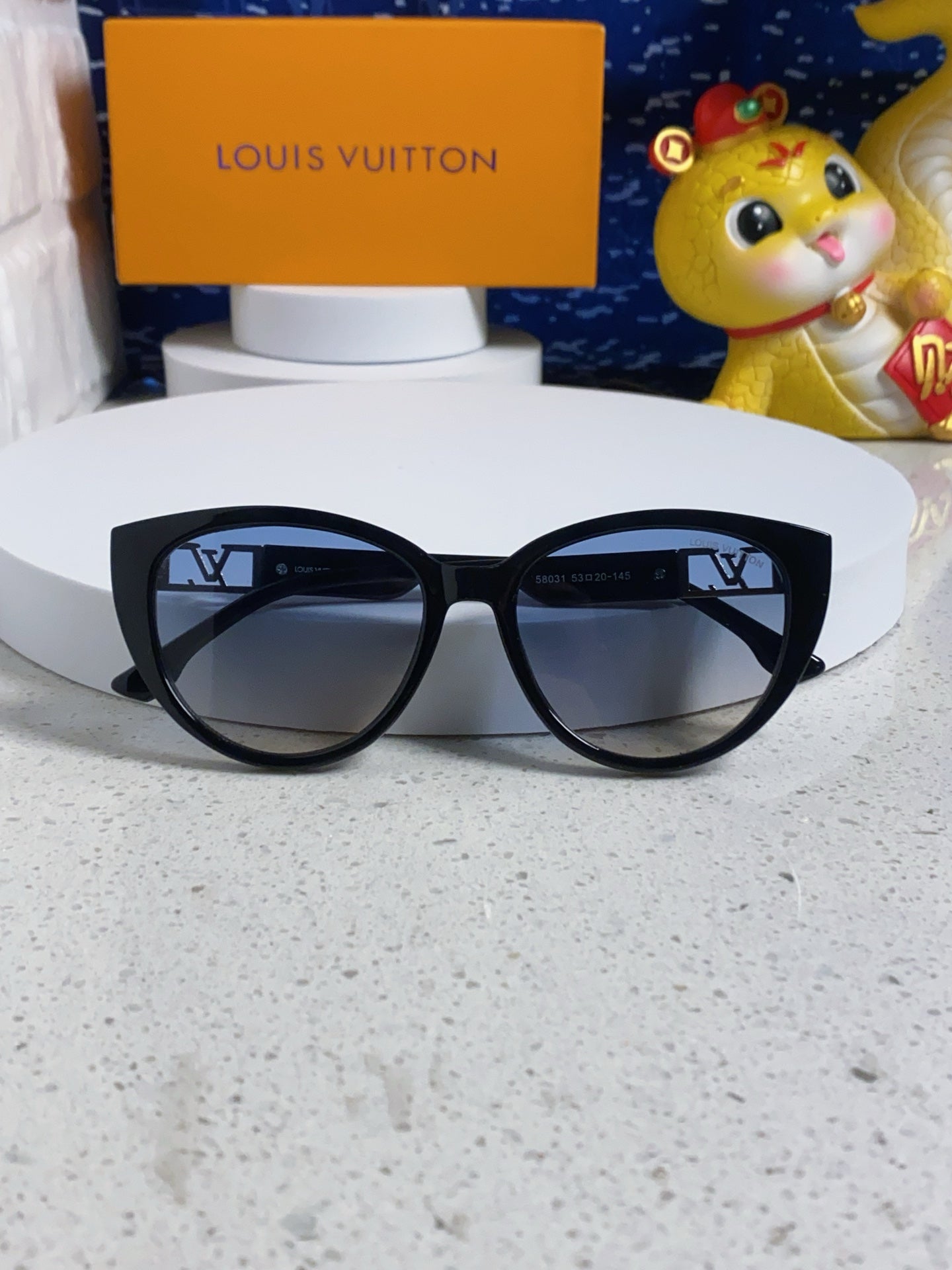 LOUIS VUITTON CAT EYE SUNGLASSES 567470 IN BLACK ACETATE GREY SMOKE LENS