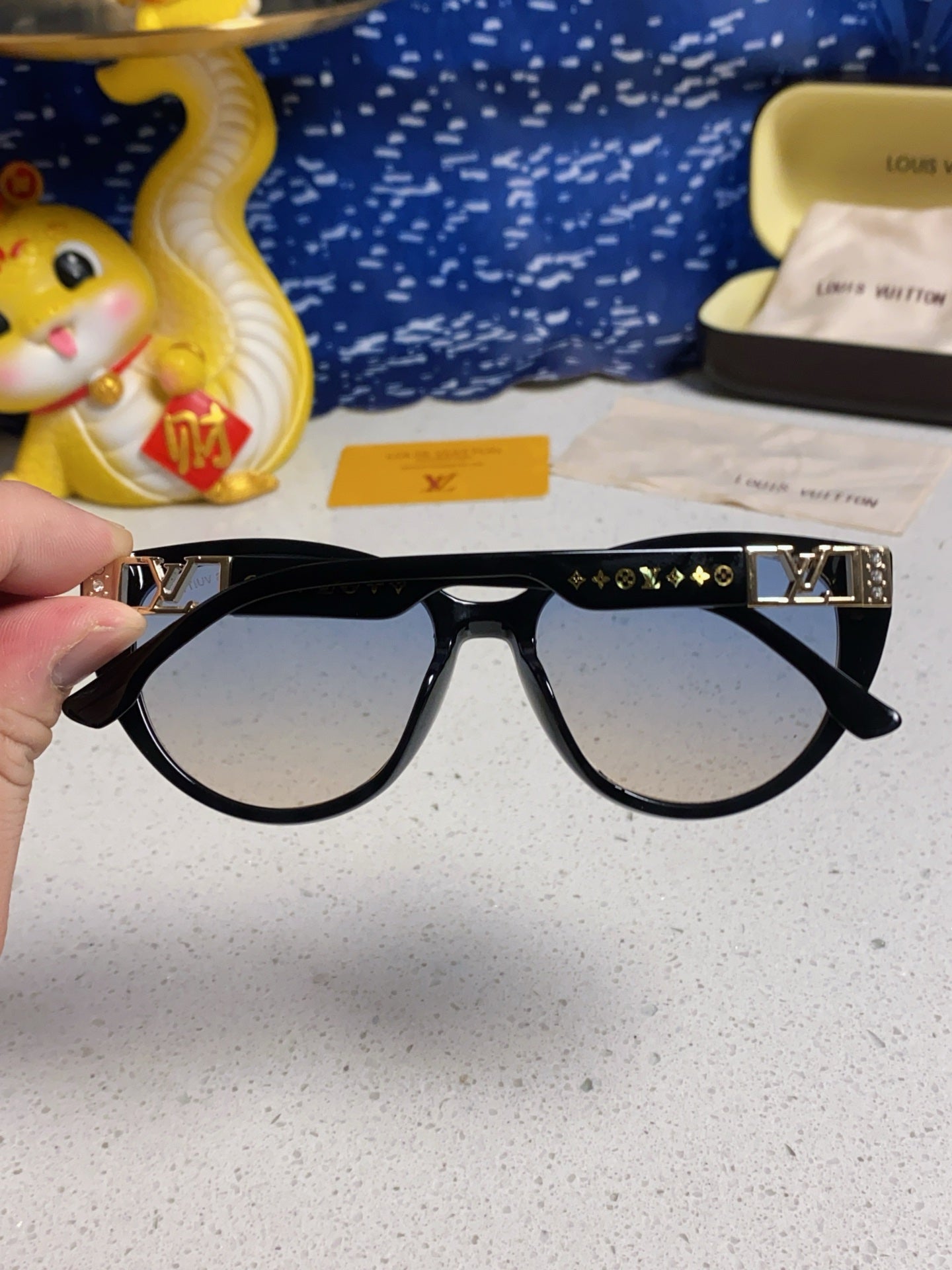 LOUIS VUITTON CAT EYE SUNGLASSES 567470 IN BLACK ACETATE GREY SMOKE LENS