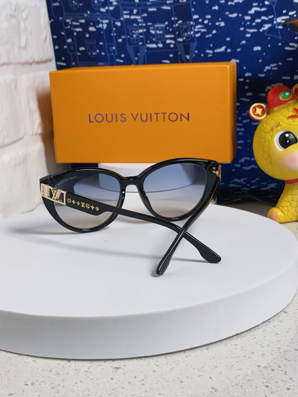LOUIS VUITTON CAT EYE SUNGLASSES 567470 IN BLACK ACETATE GREY SMOKE LENS