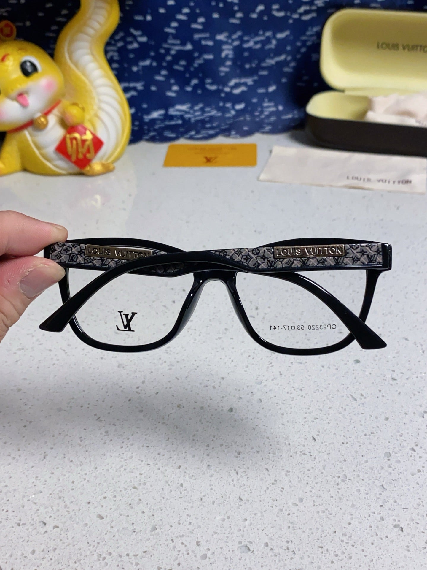 LOUIS VUITTON CAT EYE SUNGLASSES 570280 IN BLACK ACETATE EMBOSSED LOGO
