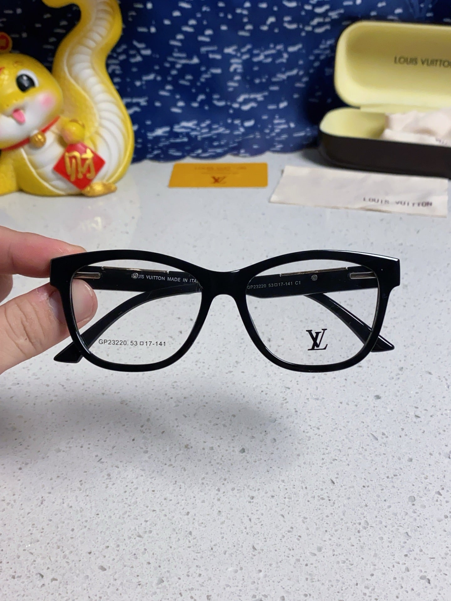 LOUIS VUITTON CAT EYE SUNGLASSES 570280 IN BLACK ACETATE EMBOSSED LOGO