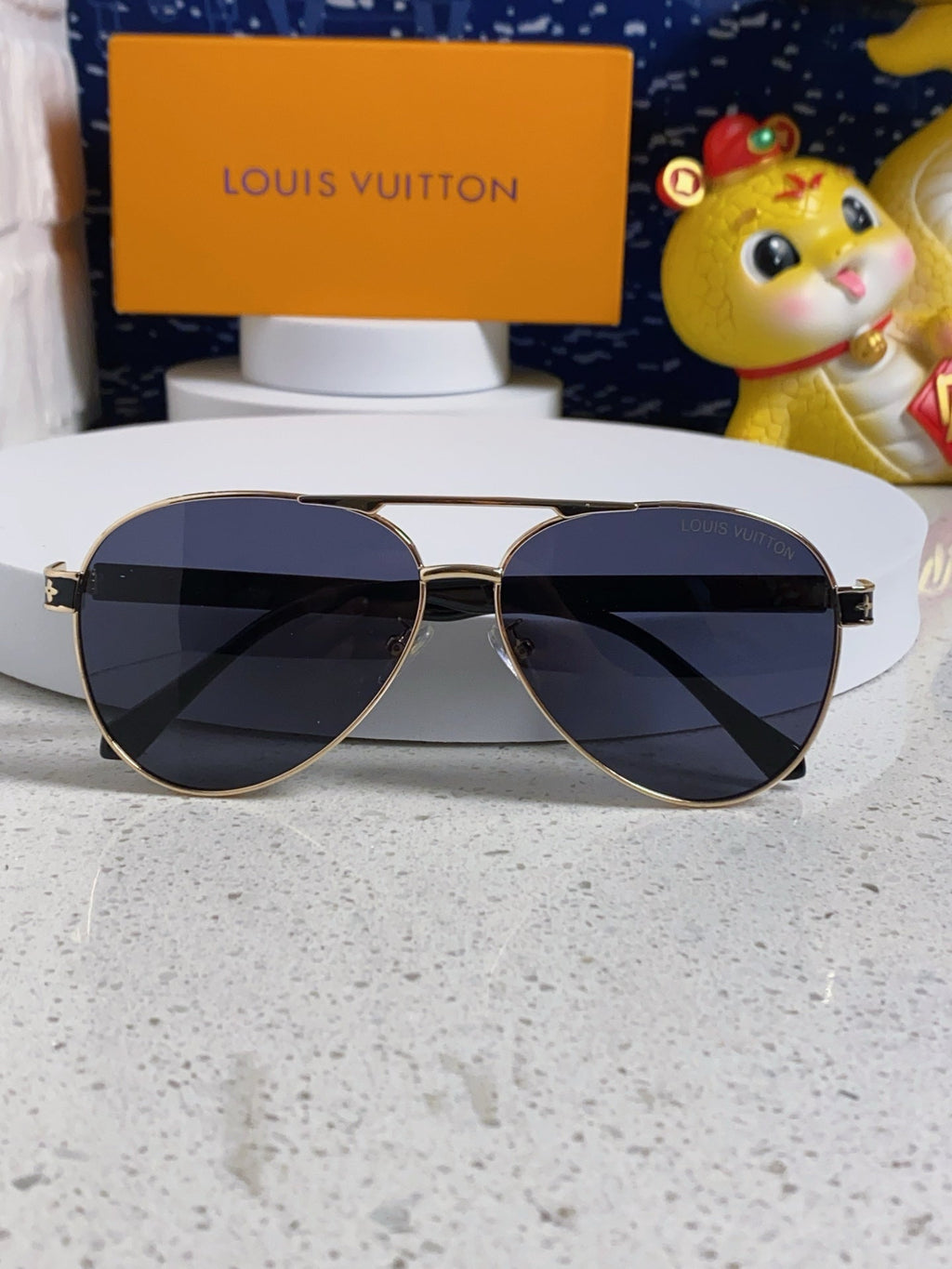 LOUIS VUITTON PILOT SUNGLASSES 571635 IN GOLD METAL BLACK LENSES MONOGRAM LOGO
