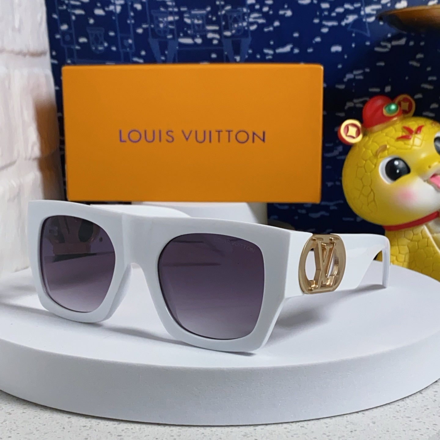 LOUIS VUITTON LINK SQUARE SUNGLASSES 570274 IN WHITE ACETATE GOLD LOGO