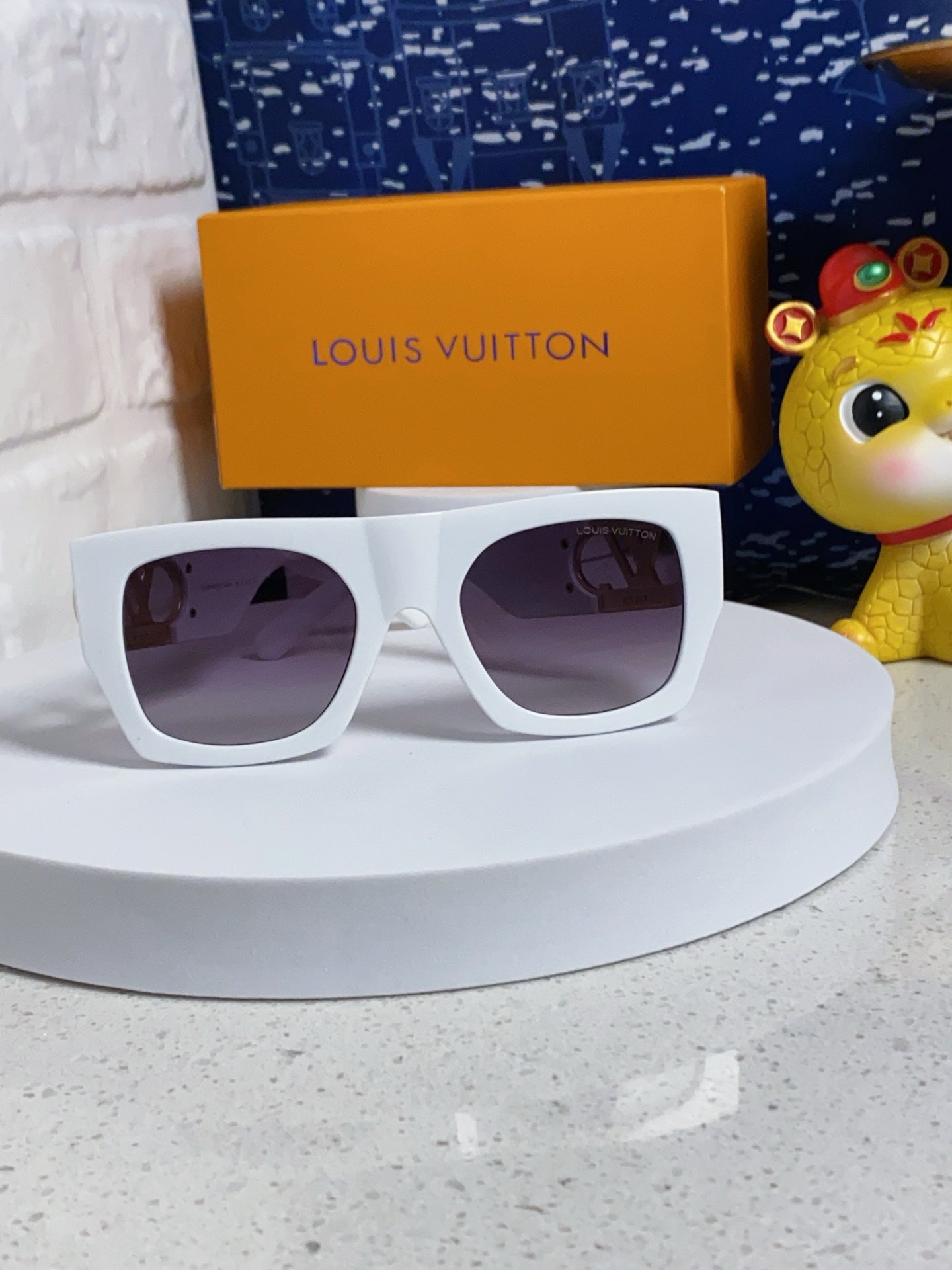 LOUIS VUITTON LINK SQUARE SUNGLASSES 570274 IN WHITE ACETATE GOLD LOGO