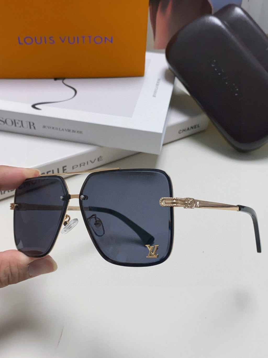 LOUIS VUITTON SQUARE SUNGLASSES 570265 IN GOLD METAL LOGO ON LENS