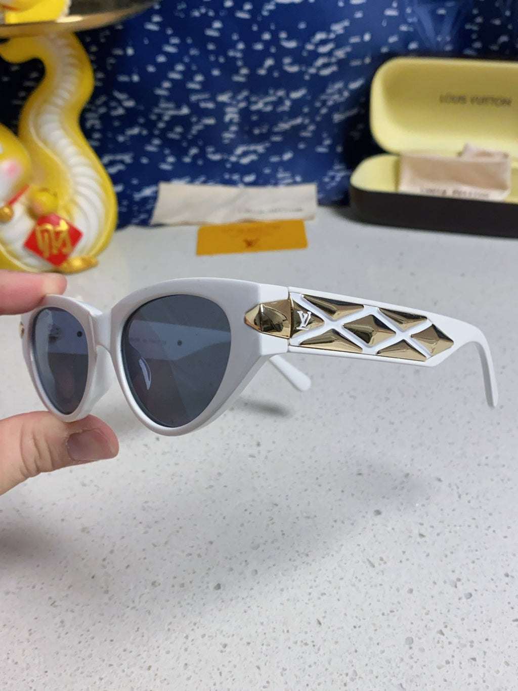 LOUIS VUITTON CAT EYE SUNGLASSES 576885 IN WHITE AND GOLD ACETATE
