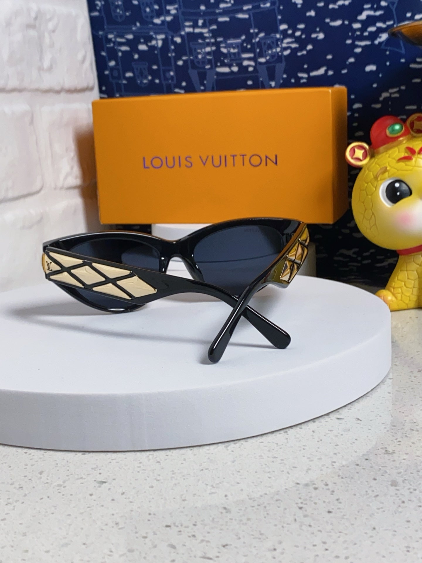 LOUIS VUITTON CAT EYE SUNGLASSES 576886 IN BLACK AND GOLD ACETATE