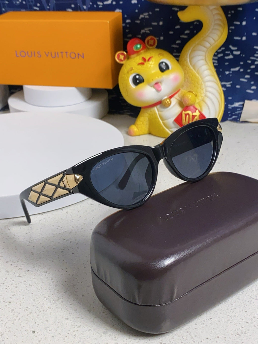 LOUIS VUITTON CAT EYE SUNGLASSES 576886 IN BLACK AND GOLD ACETATE