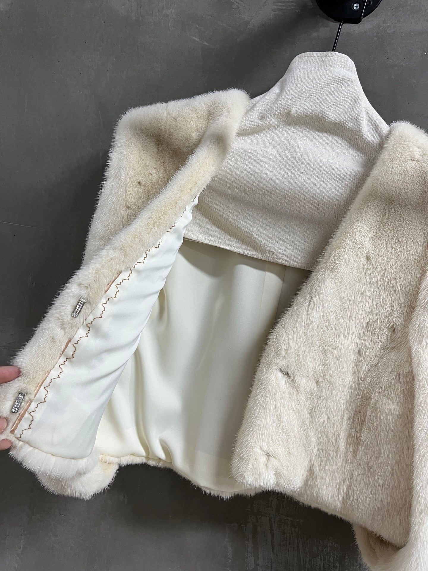 MIUMIU FUR VEST STYLE 685