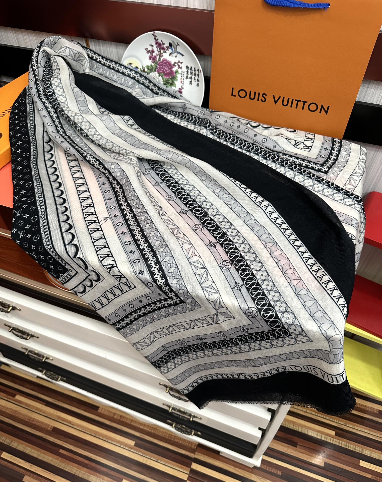 LOUIS VUITTON SCARF 200 CM IN BLACK MIX WHITE CASHMERE 394889