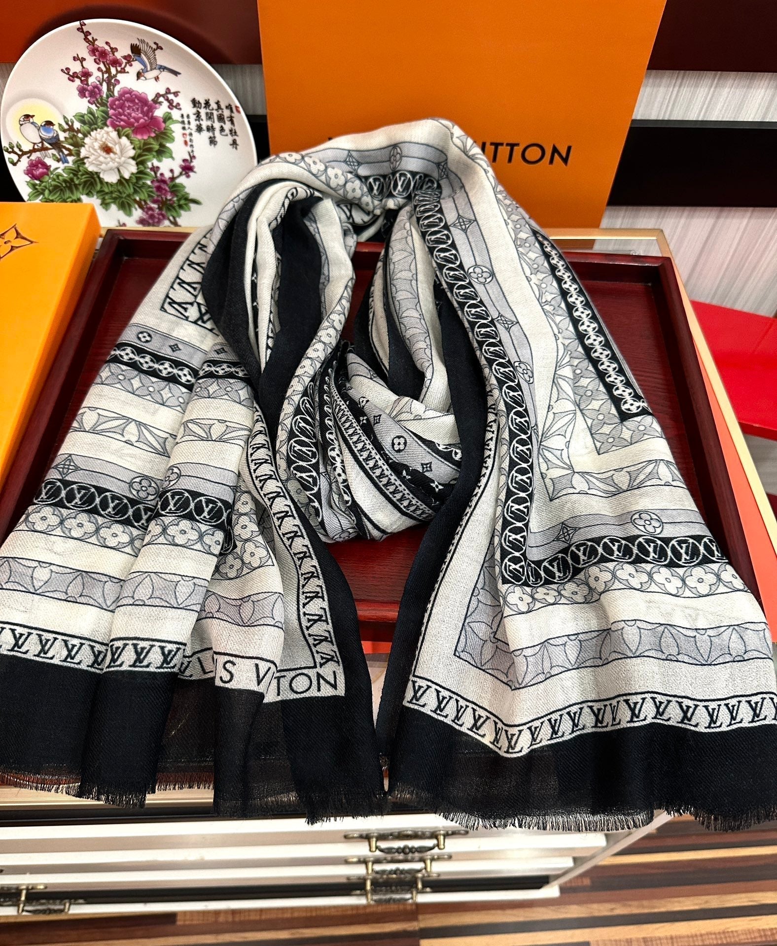 LOUIS VUITTON SCARF 200 CM IN BLACK MIX WHITE CASHMERE 394889
