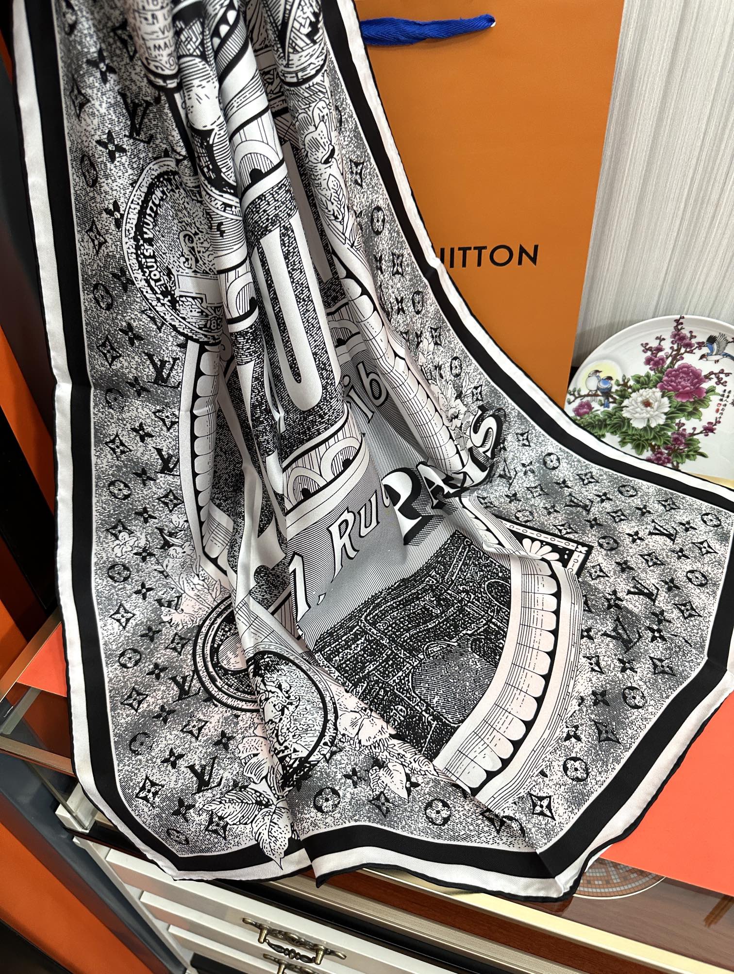 LOUIS VUITTON SQUARE SILK SCARF MALLES MERVEILLEUSES 90 CM BLACK MIX WHITE 399997