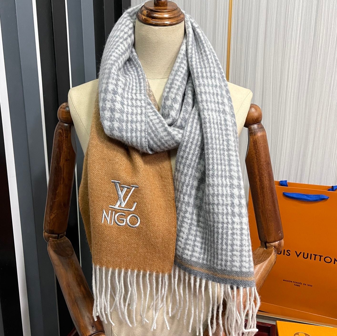 LOUIS VUITTON SCARF 200 CM IN BROWN MIX GREY CASHMERE 400011