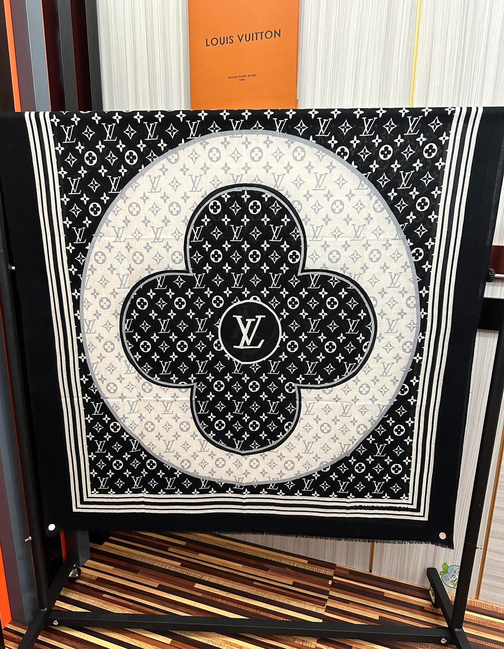 LOUIS VUITTON SCARF 200 CM IN BLACK MIX WHITE CASHMERE 400030