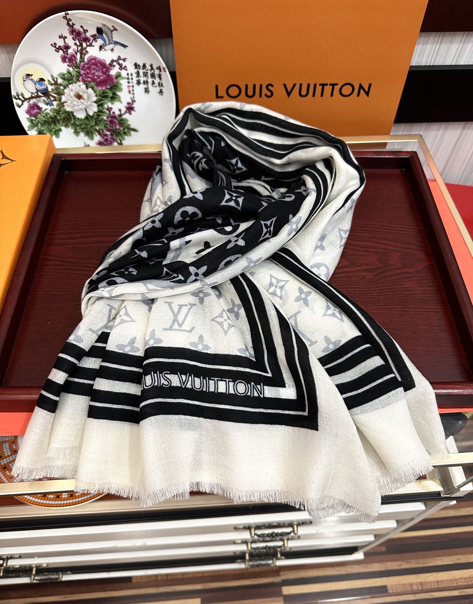 LOUIS VUITTON SCARF 200 CM IN BLACK MIX WHITE CASHMERE 400032