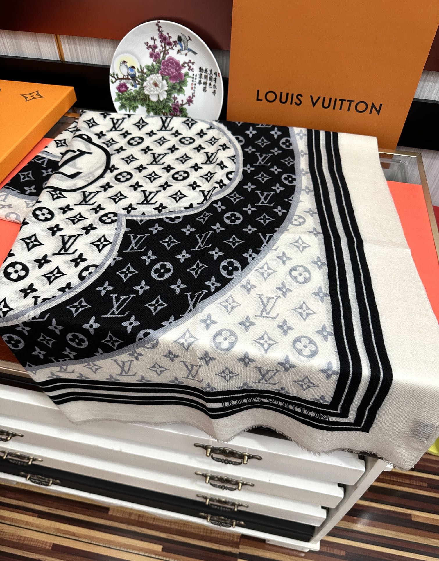LOUIS VUITTON SCARF 200 CM IN BLACK MIX WHITE CASHMERE 400032