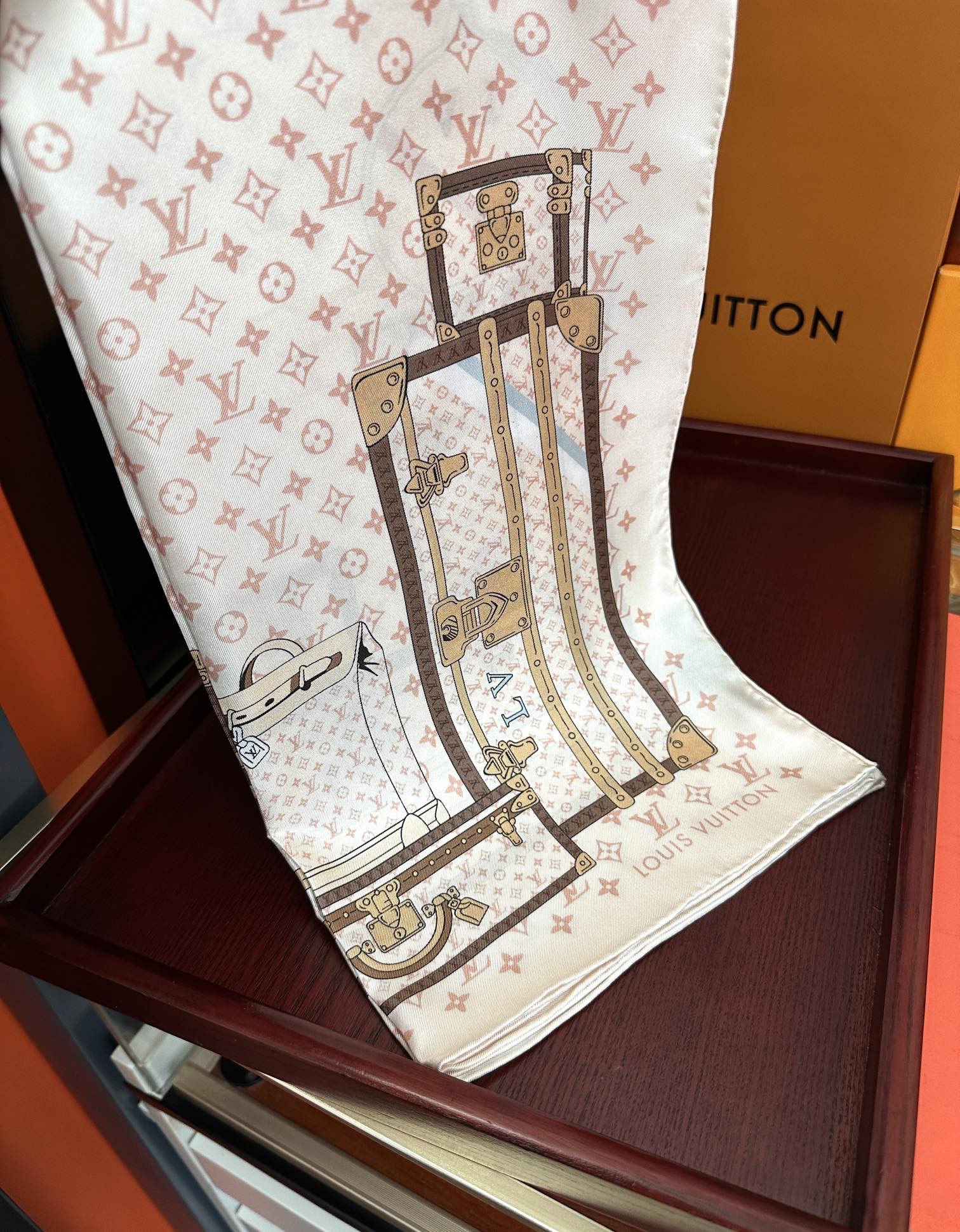 LOUIS VUITTON LV SCARF 90 CM IN SILK 719908