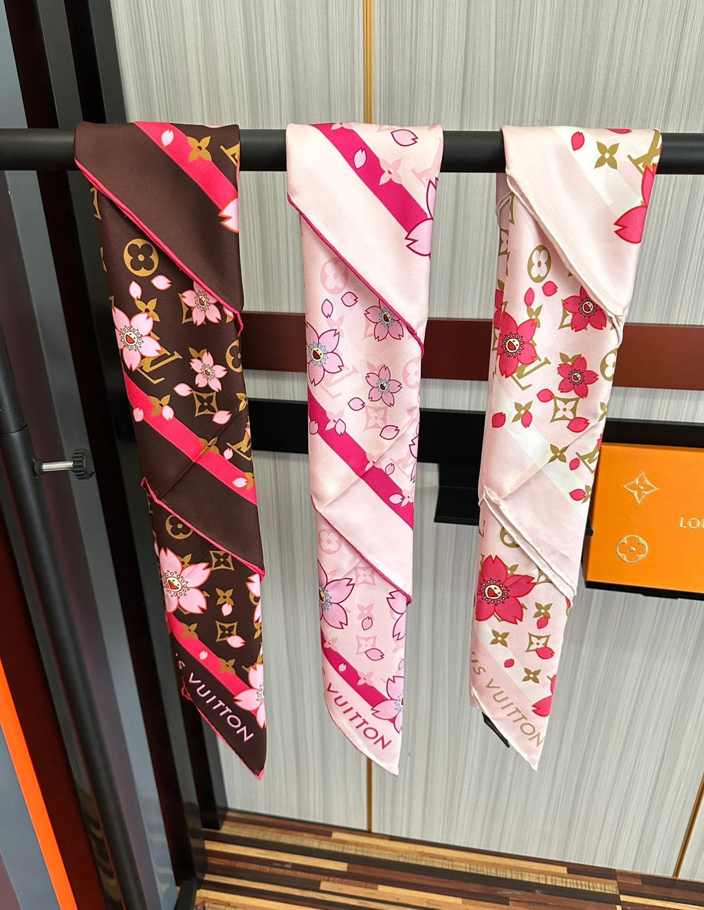 LOUIS VUITTON LV SCARF 90 CM IN SILK 723122