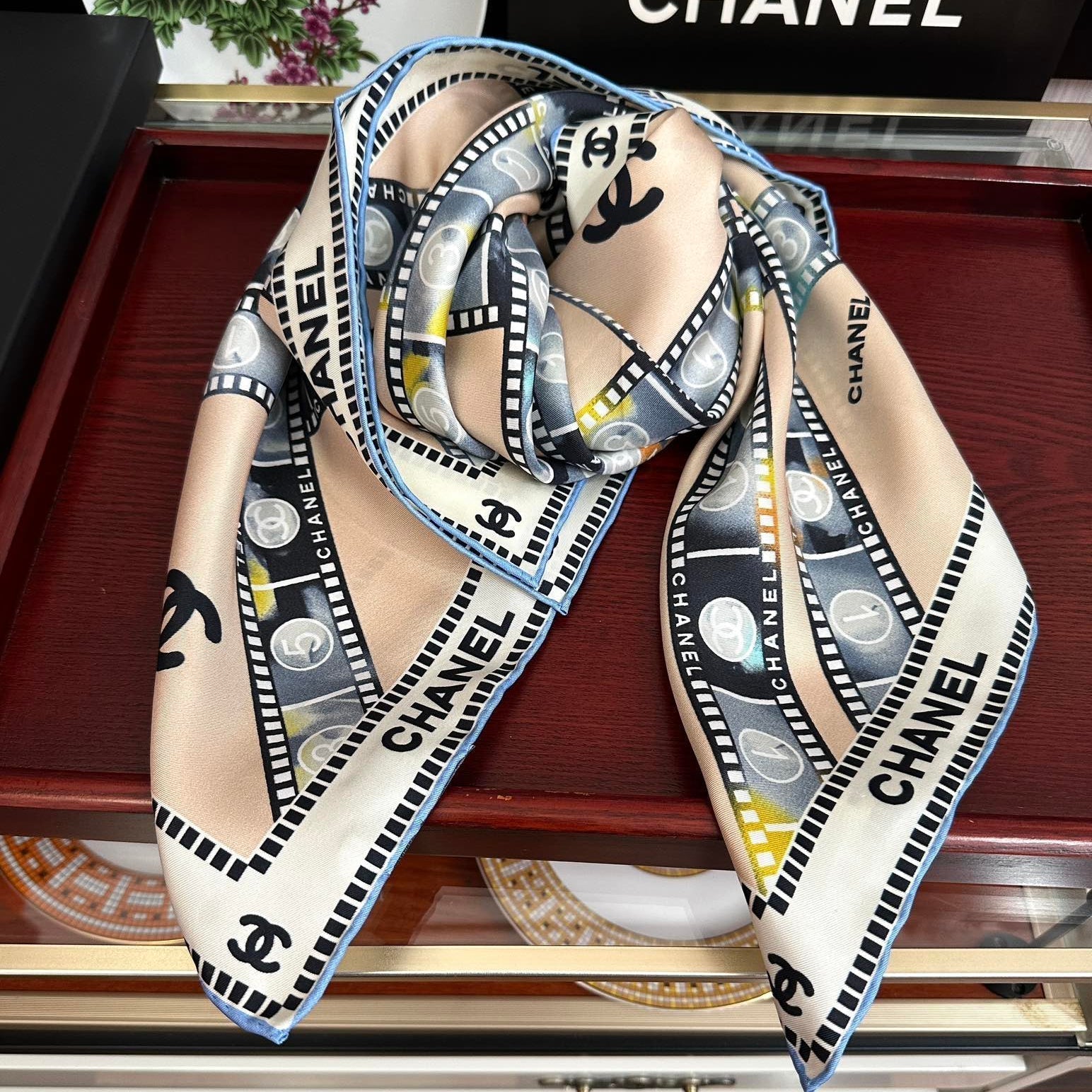 CHANEL 25S SCARF 90 IN SILK 727362