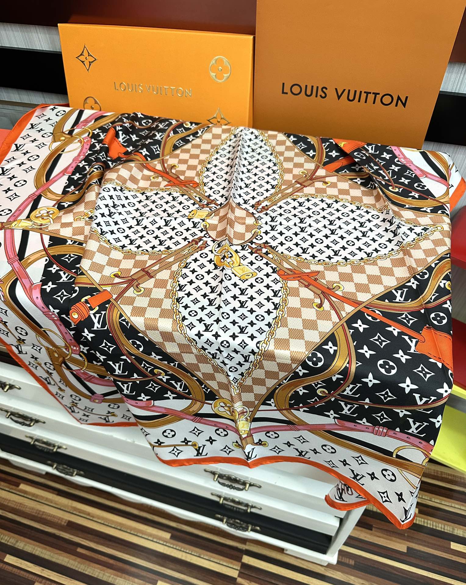 LOUIS VUITTON LV SCARF 90 CM IN SILK 729071
