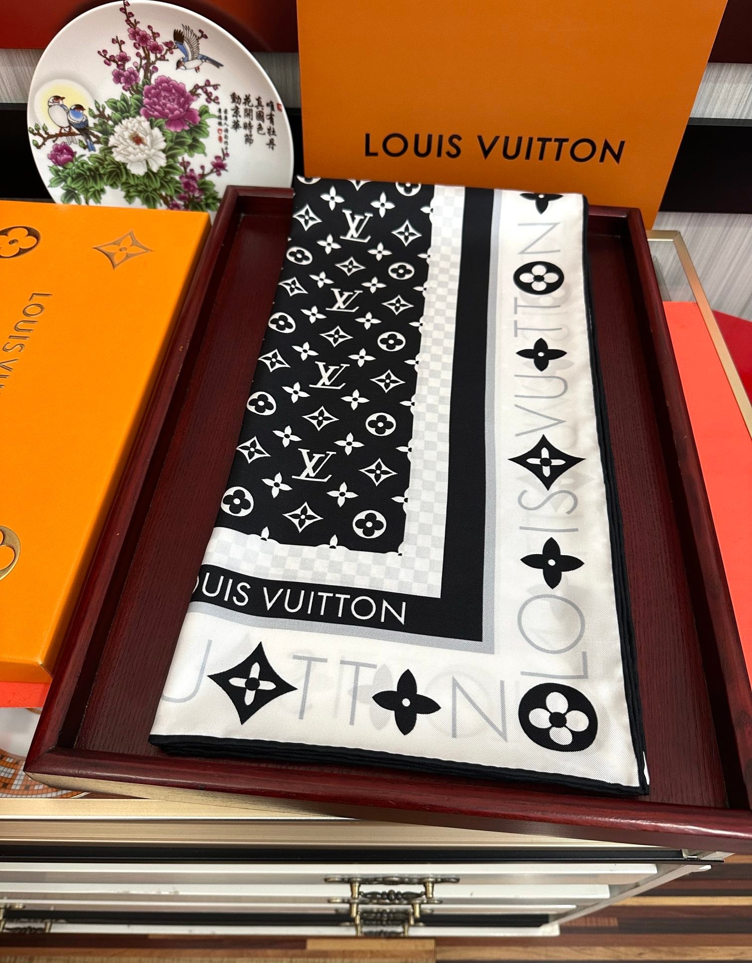 LOUIS VUITTON LV SCARF 90 CM IN SILK 732040