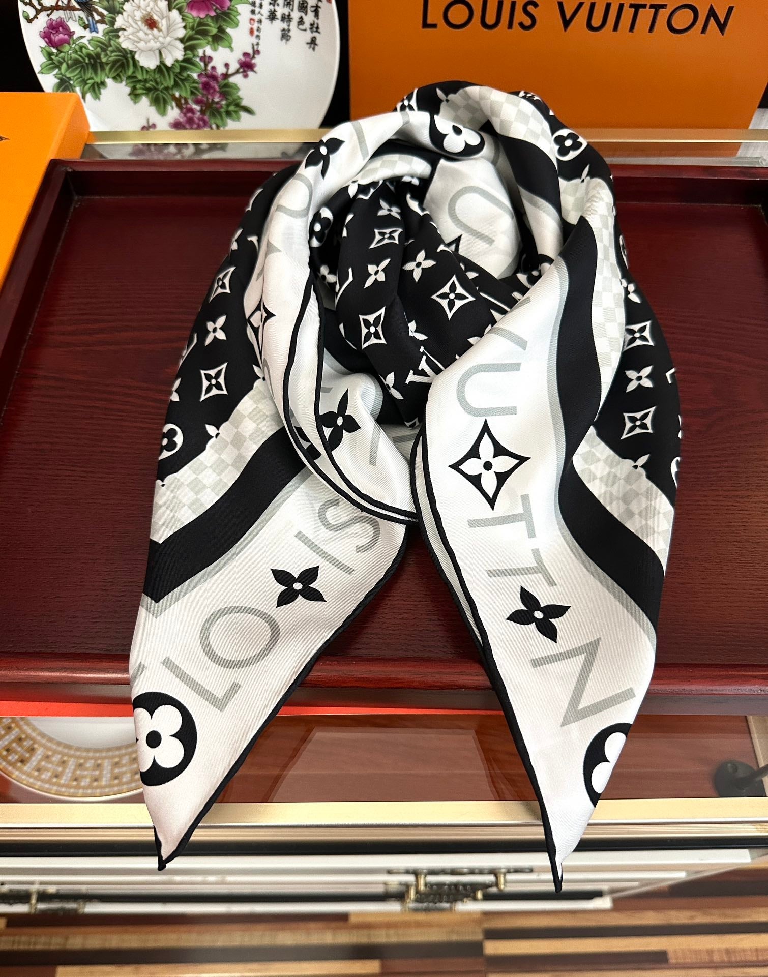 LOUIS VUITTON LV SCARF 90 CM IN SILK 732040