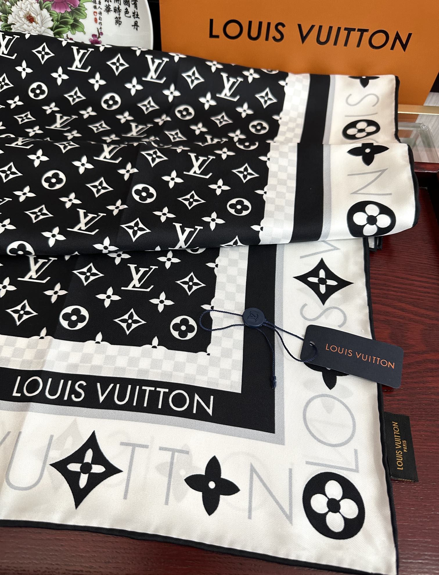 LOUIS VUITTON LV SCARF 90 CM IN SILK 732040