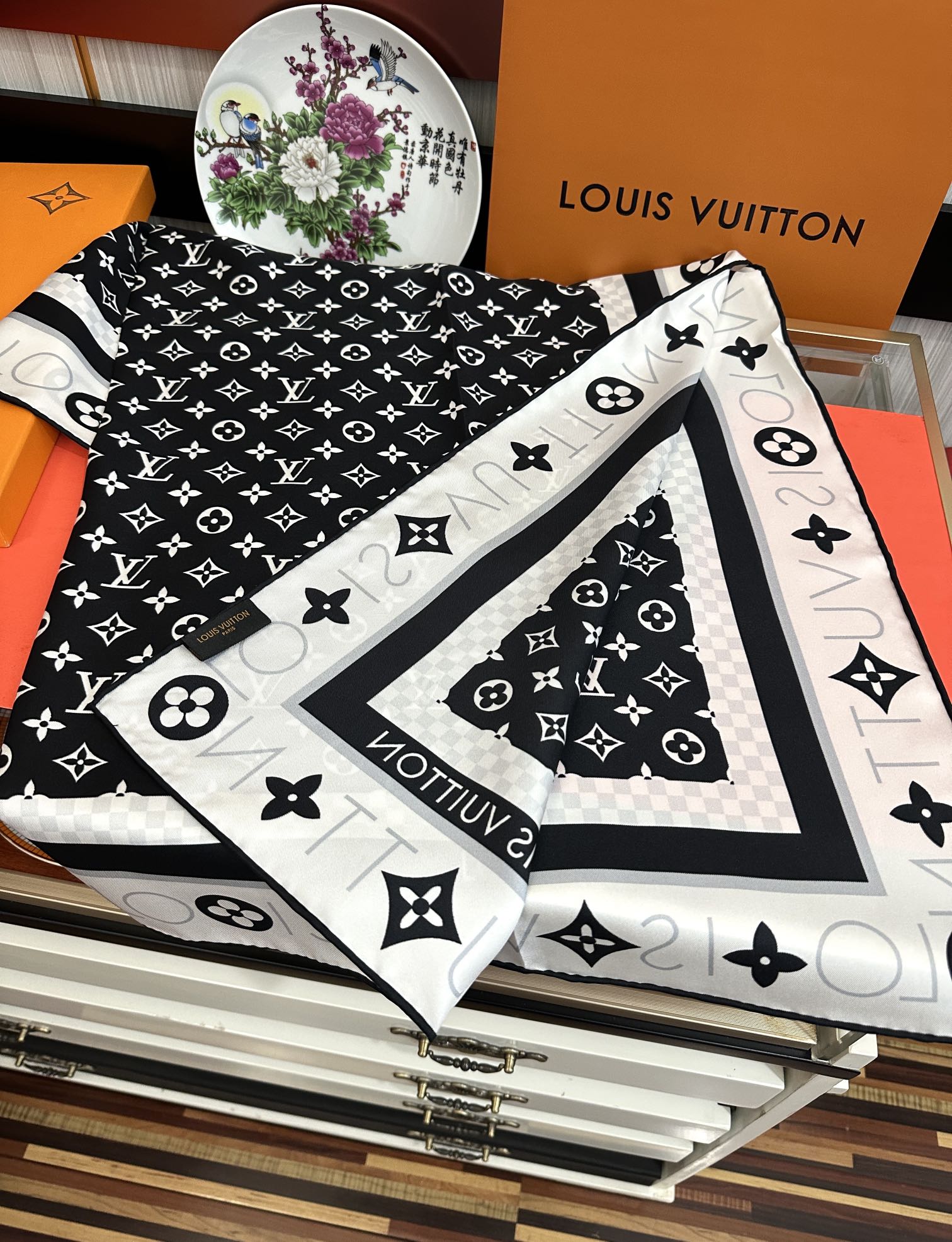 LOUIS VUITTON LV SCARF 90 CM IN SILK 732040