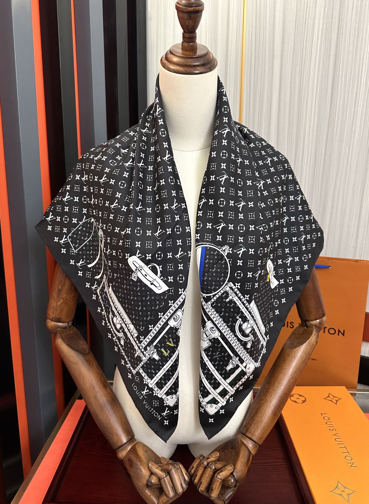 LOUIS VUITTON LV SCARF 90 CM IN SILK 733839