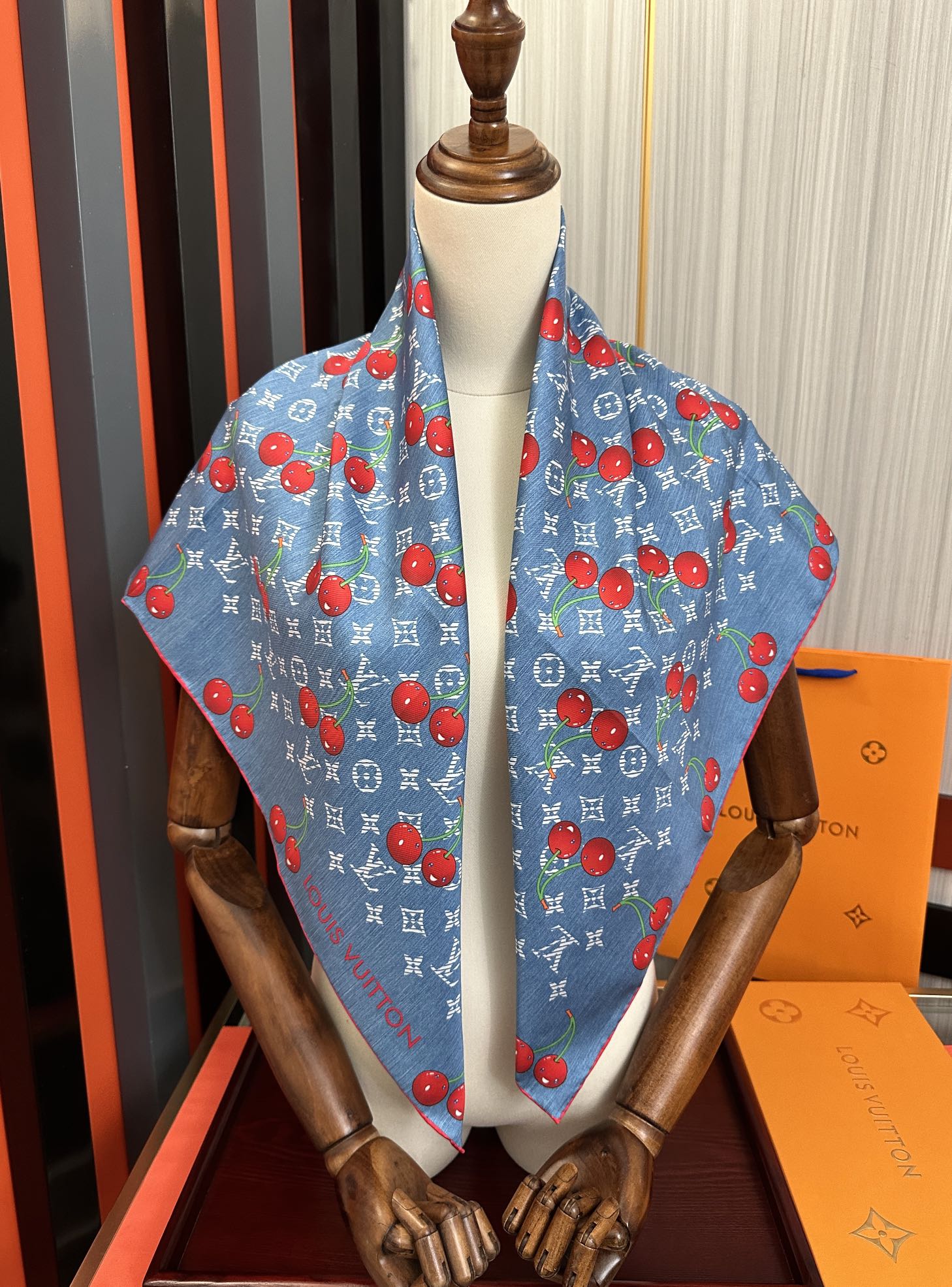 LOUIS VUITTON LV SCARF 90 CM IN SILK 04