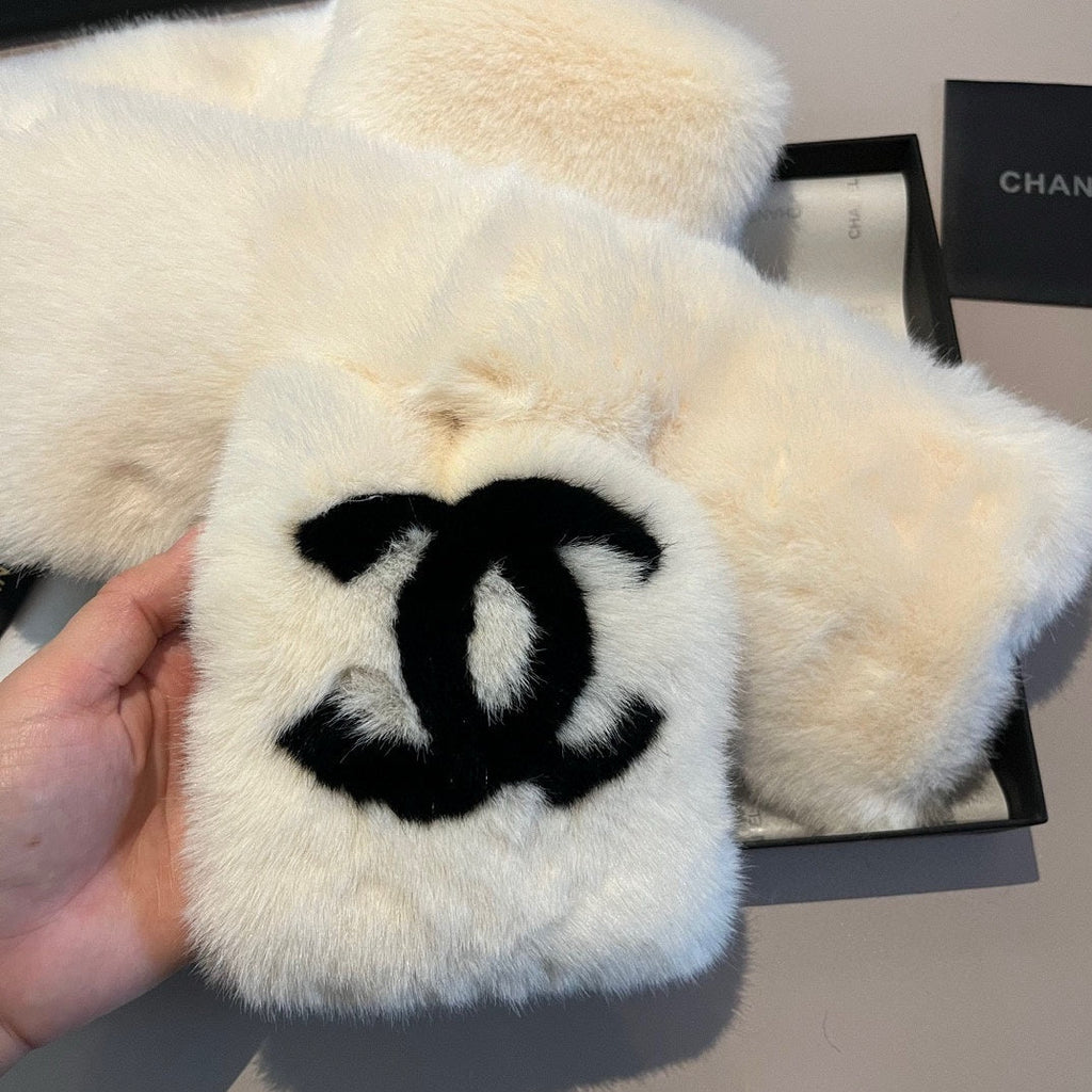CHANEL SCARF IN WHITE RABBIT FUR WITH BLACK LOGO 397437