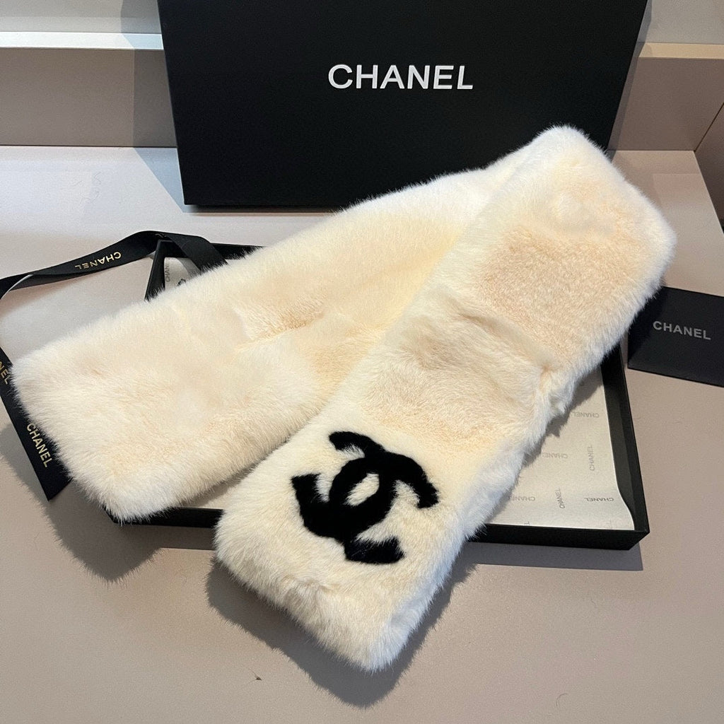 CHANEL SCARF IN WHITE RABBIT FUR WITH BLACK LOGO 397437