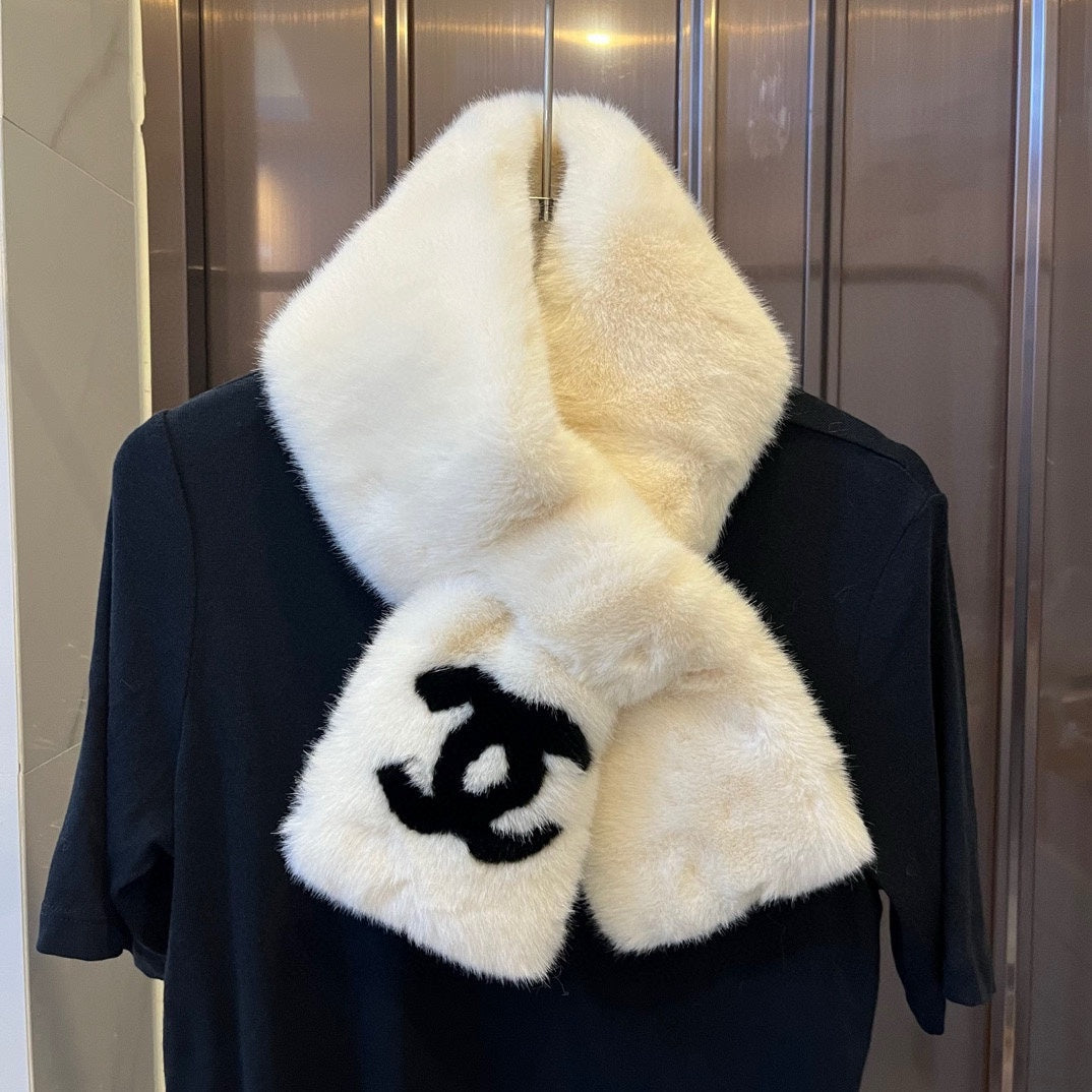 CHANEL SCARF IN WHITE RABBIT FUR WITH BLACK LOGO 397437
