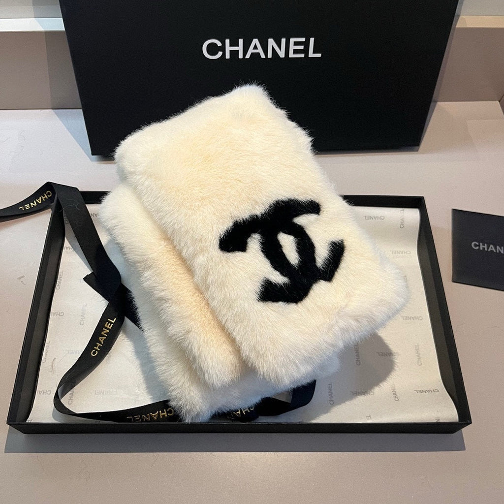CHANEL SCARF IN WHITE RABBIT FUR WITH BLACK LOGO 397437
