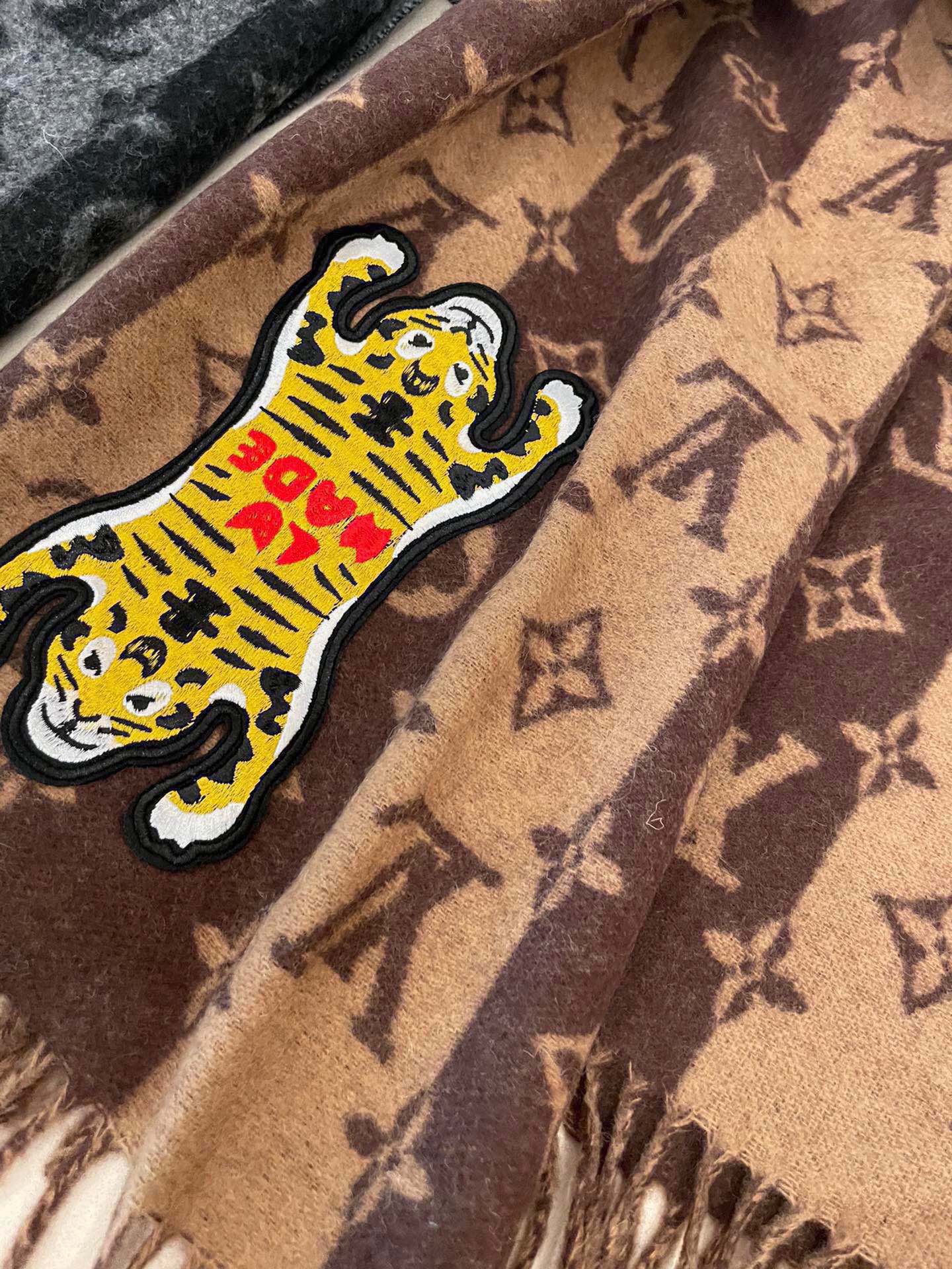 LOUIS VUITTON TIGER PATTERN SCARF 205 CM IN CHOCOLATE BROWN CASHMERE  390874