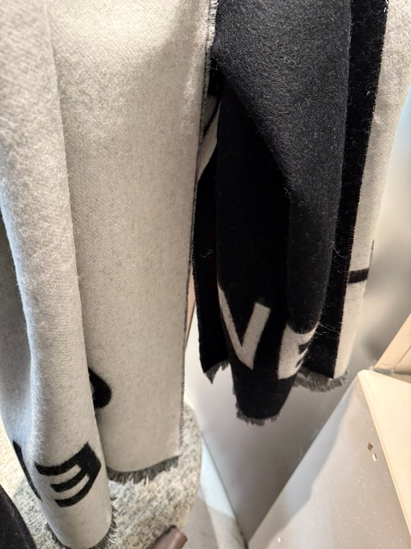 CHANEL SCARF 200 CM IN BLACK MIX WHITE CASHMERE AND WOOL 401299